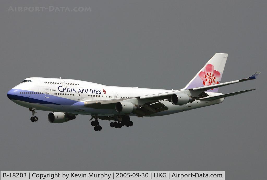 B-18203, Boeing 747-409 C/N 28711, China's fine looking 747 coming into Hong Kong.