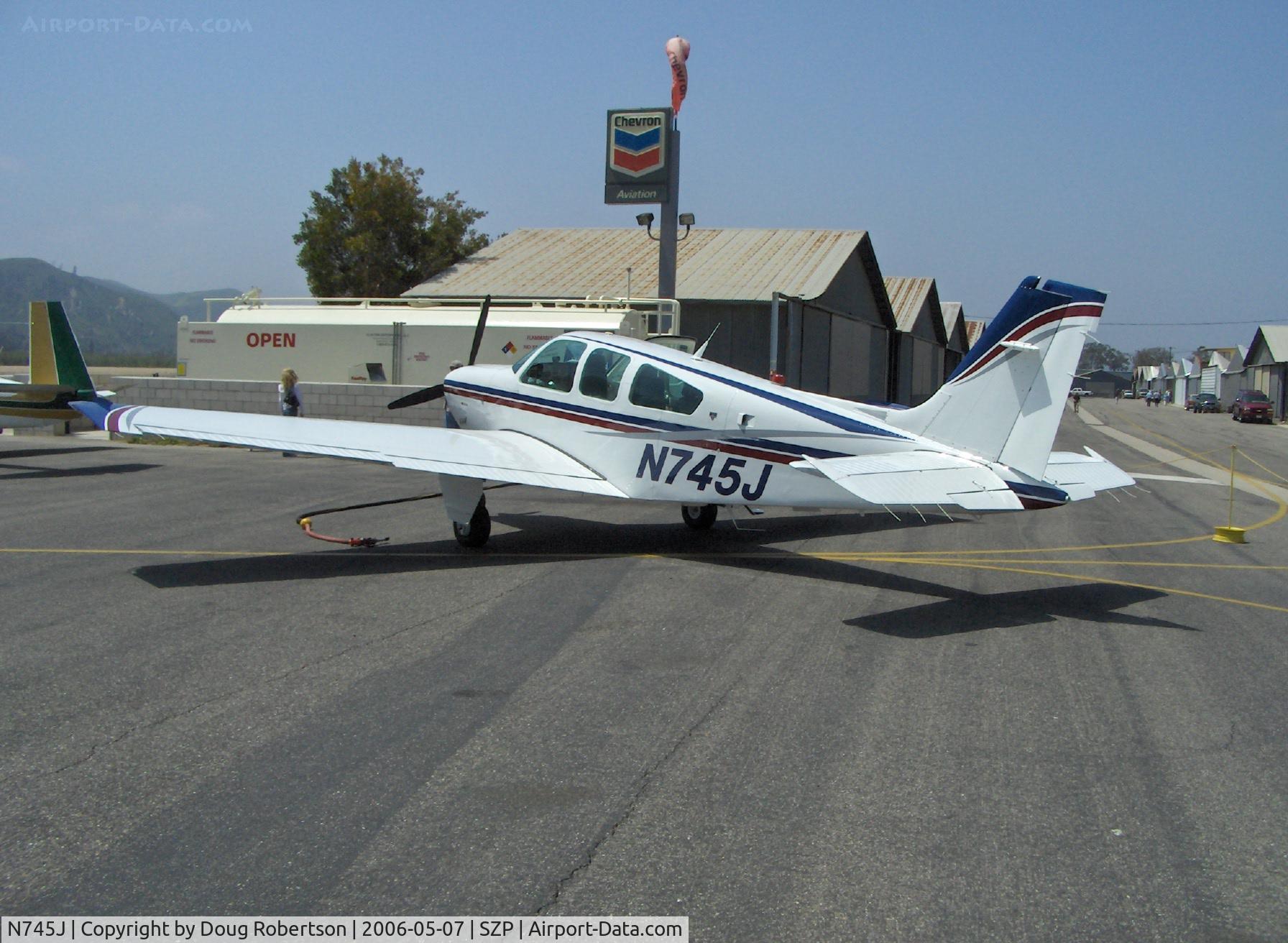 N745J, 1993 Beech F33A Bonanza C/N CE-1750, 1993 Beech F33A BONANZA, Continental IO-520-BA 285 Hp, refueling