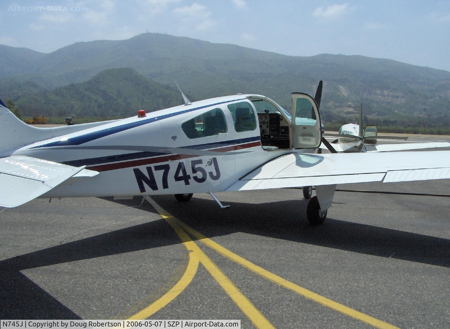 N745J, 1993 Beech F33A Bonanza C/N CE-1750, 1993 Beech F33A BONANZA, Continental IO-520-BA 285 Hp, refueling