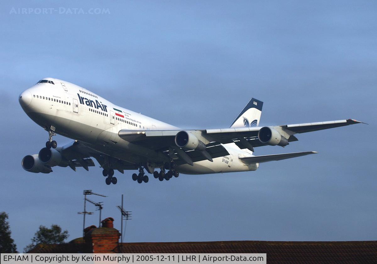 EP-IAM, 1979 Boeing 747-186B C/N 21759, Clipping the rooftops at Myrtle Avenue, Heathrow.