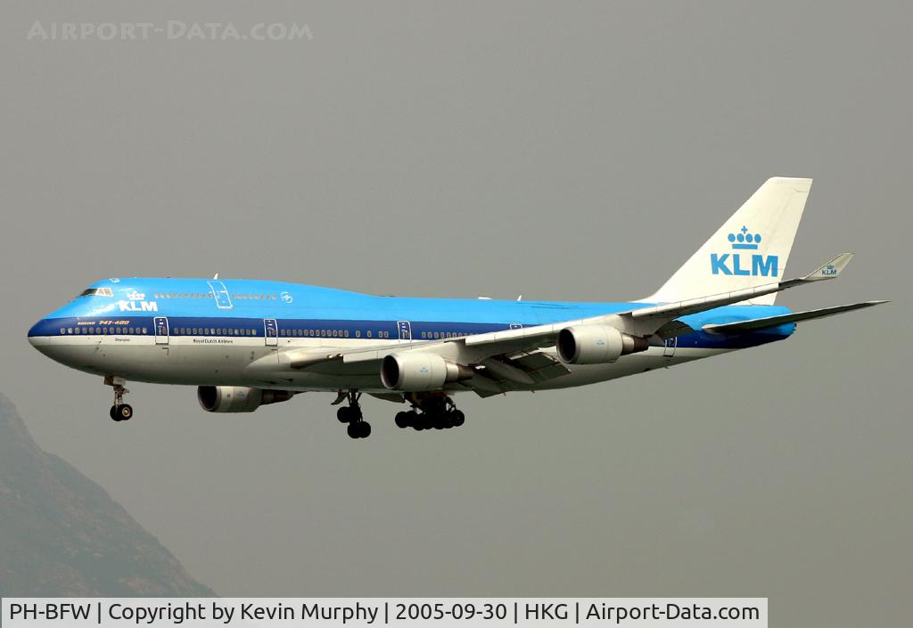 PH-BFW, 2000 Boeing 747-406BC C/N 30454, Dutch bird on short finals to Hong Kong.