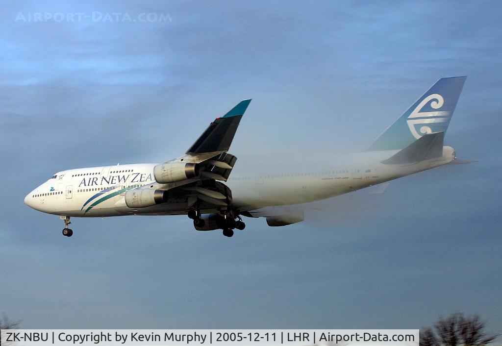 ZK-NBU, 1992 Boeing 747-419 C/N 25605, Drifting in through the mist.