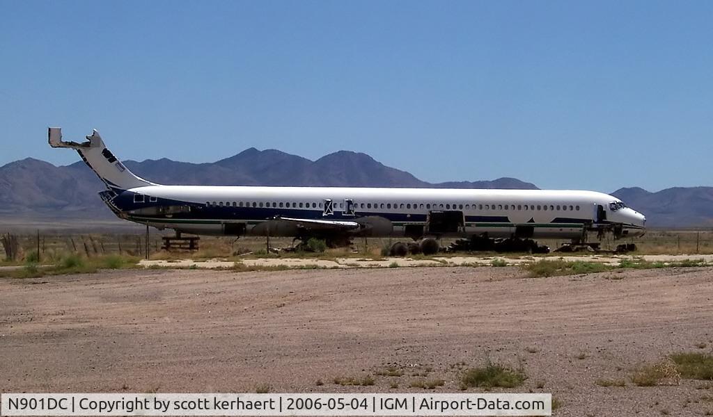 N901DC, 1993 McDonnell Douglas MD-90-30 C/N 53367, slowing being srapped