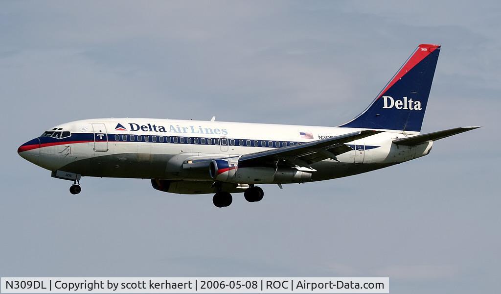 N309DL, Boeing 737-232 C/N 23081, landing 04
