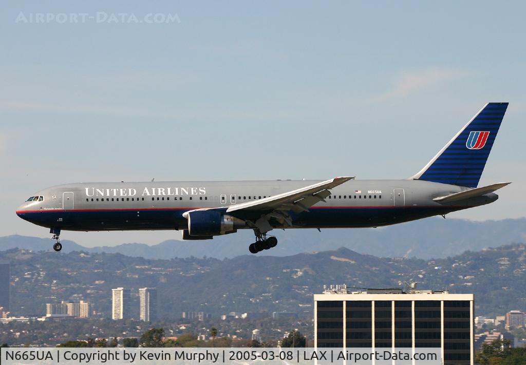 N665UA, 1998 Boeing 767-322 C/N 29237, Drifting into LA.