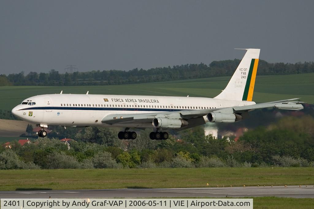 2401, 1968 Boeing KC-137 C/N 19840, Final RWY34