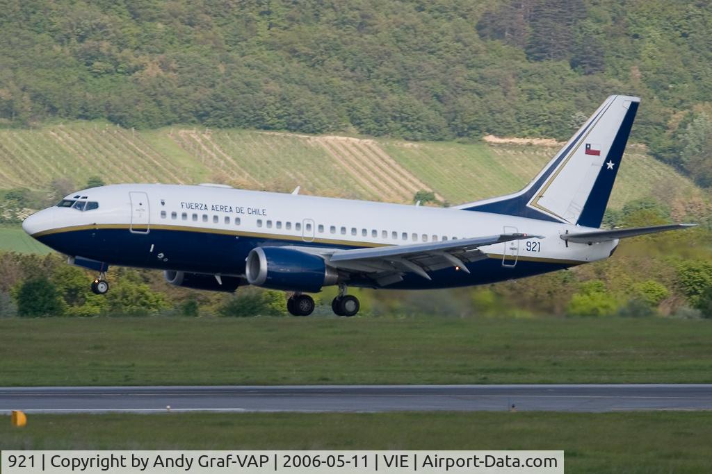 921, 1997 Boeing 737-58N C/N 28866, Final RWY34.