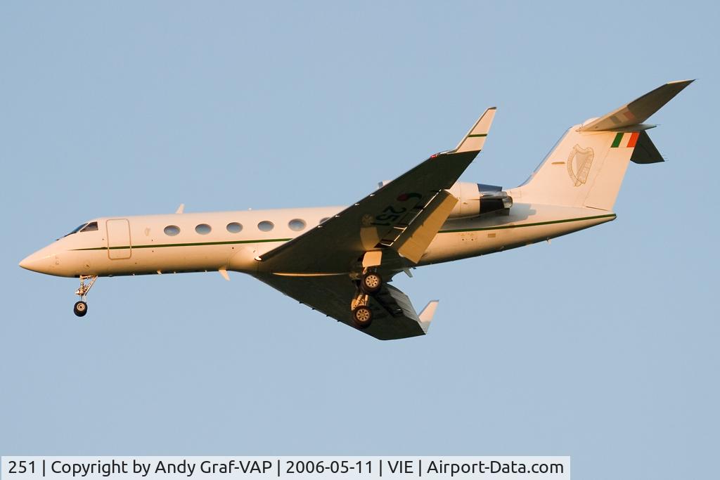 251, 1991 Gulfstream Aerospace G-IV C/N 1160, Final RWY34.