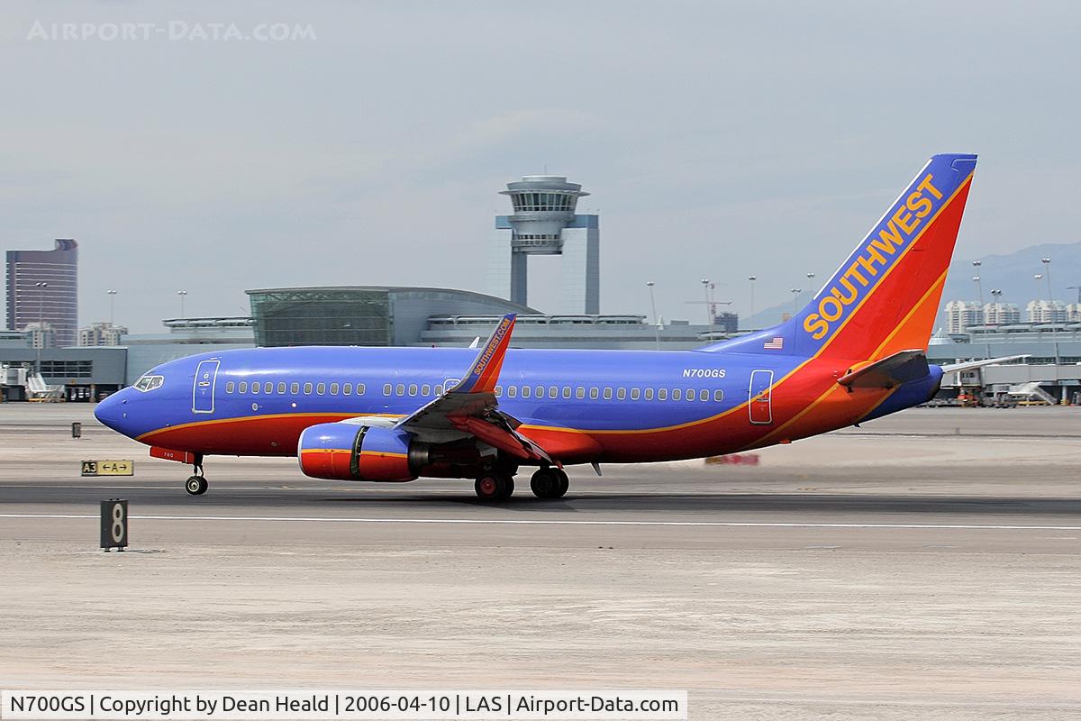 N700GS, 1997 Boeing 737-7H4 C/N 27835, Southwest Airlines N700GS using the engine thrust reversers on landing rollout.