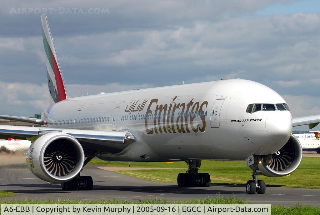 A6-EBB, 2005 Boeing 777-36N/ER C/N 32789, Passing the viewing mound.