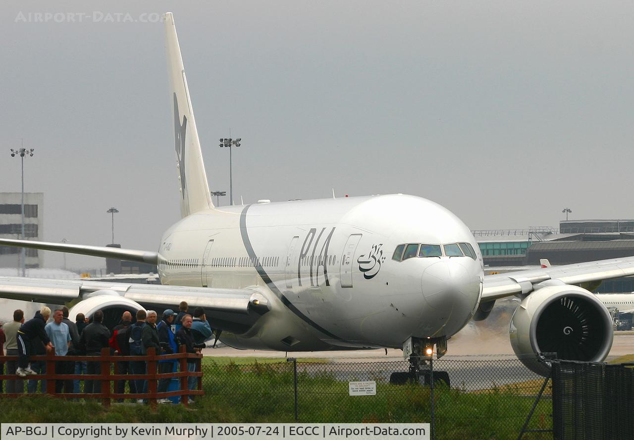AP-BGJ, 2003 Boeing 777-240/ER C/N 33775, The viewing mound, it gets a bit close!