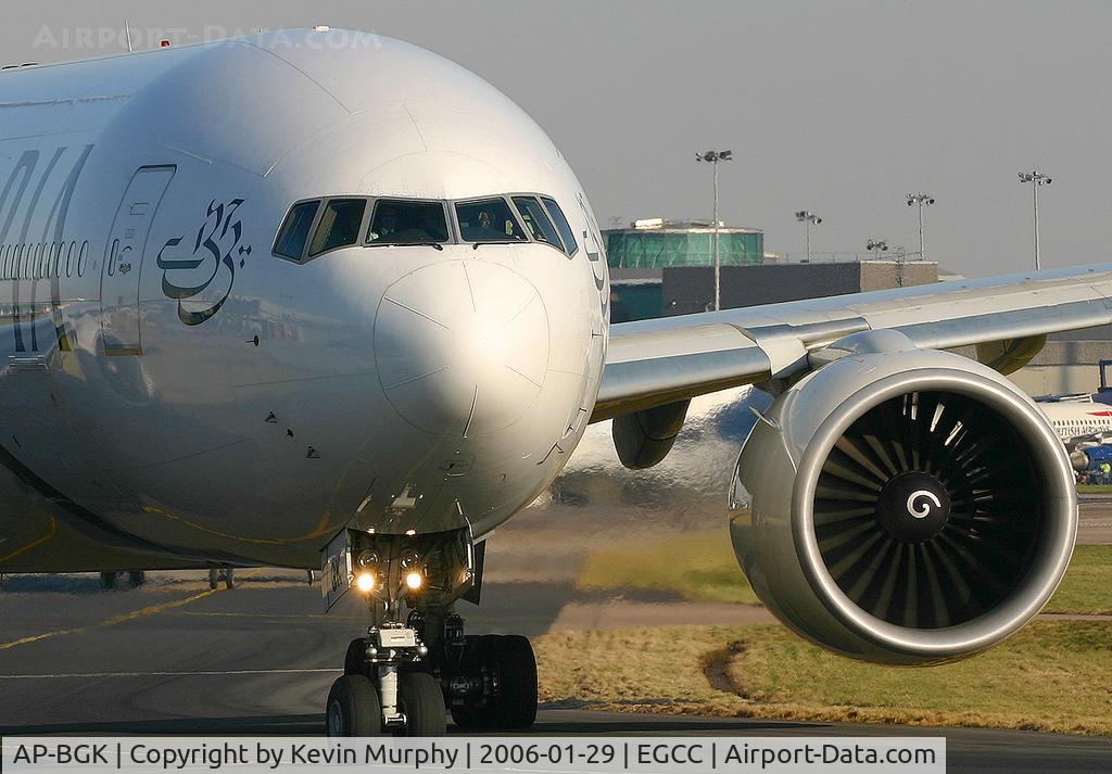 AP-BGK, 2004 Boeing 777-240/ER C/N 33776, Close up heading for the viewing mound.