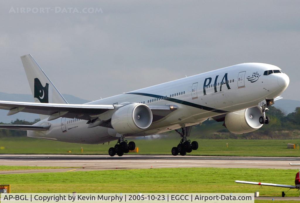 AP-BGL, 2004 Boeing 777-240/ER C/N 33777, Engine fogging on departure from 24R.