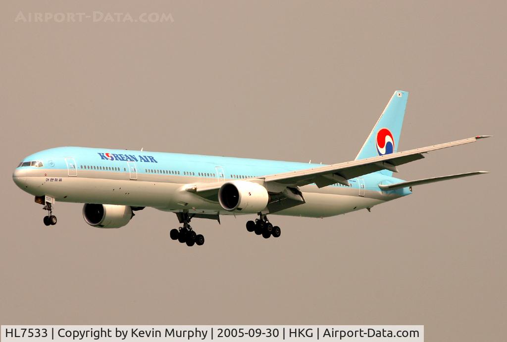 HL7533, 1999 Boeing 777-3B5 C/N 27948, Drifting into Hong Kong.