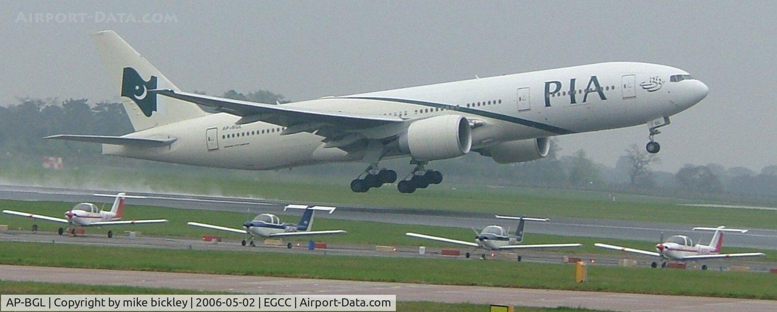AP-BGL, 2004 Boeing 777-240/ER C/N 33777, mind the little ones !