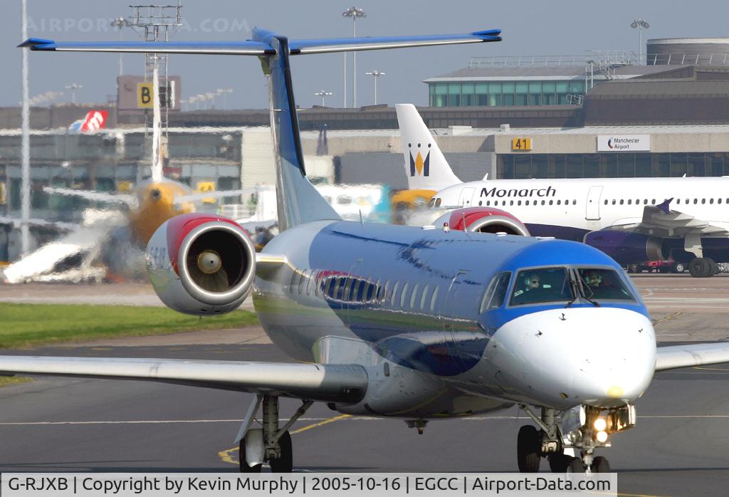 G-RJXB, 1999 Embraer EMB-145EP (ERJ-145EP) C/N 145142, Heading towards the viewing mound.