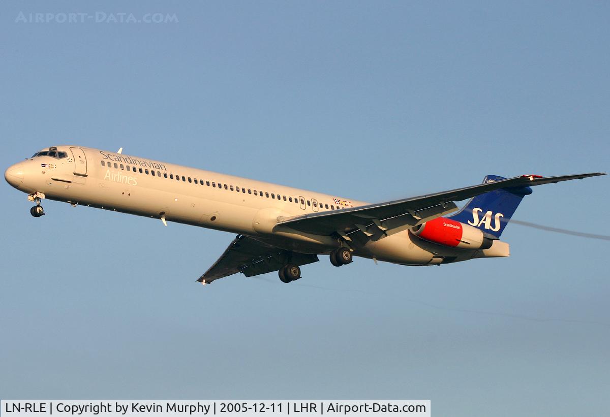 LN-RLE, 1985 McDonnell Douglas MD-82 (DC-9-82) C/N 49382, SAS MD to 27L at LHR.