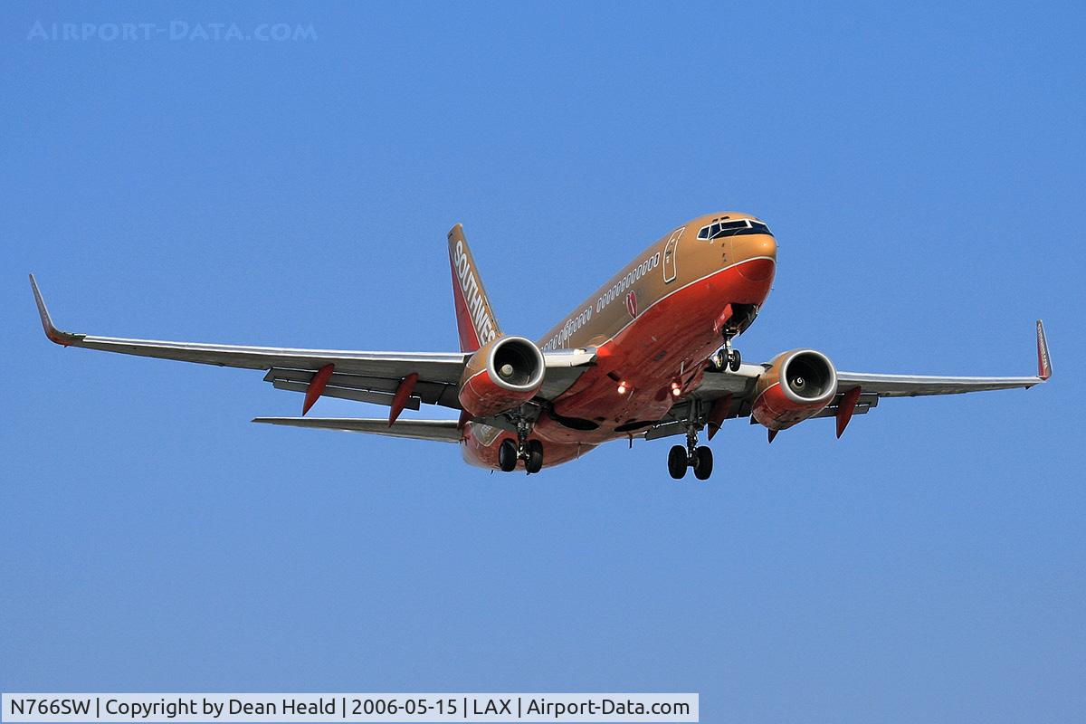 N766SW, 2000 Boeing 737-7H4 C/N 29806, Southwest Airlines N766SW (FLT SWA1004) from Phoenix Sky Harbor Int'l (KPHX) on final approach to RWY 24R.
