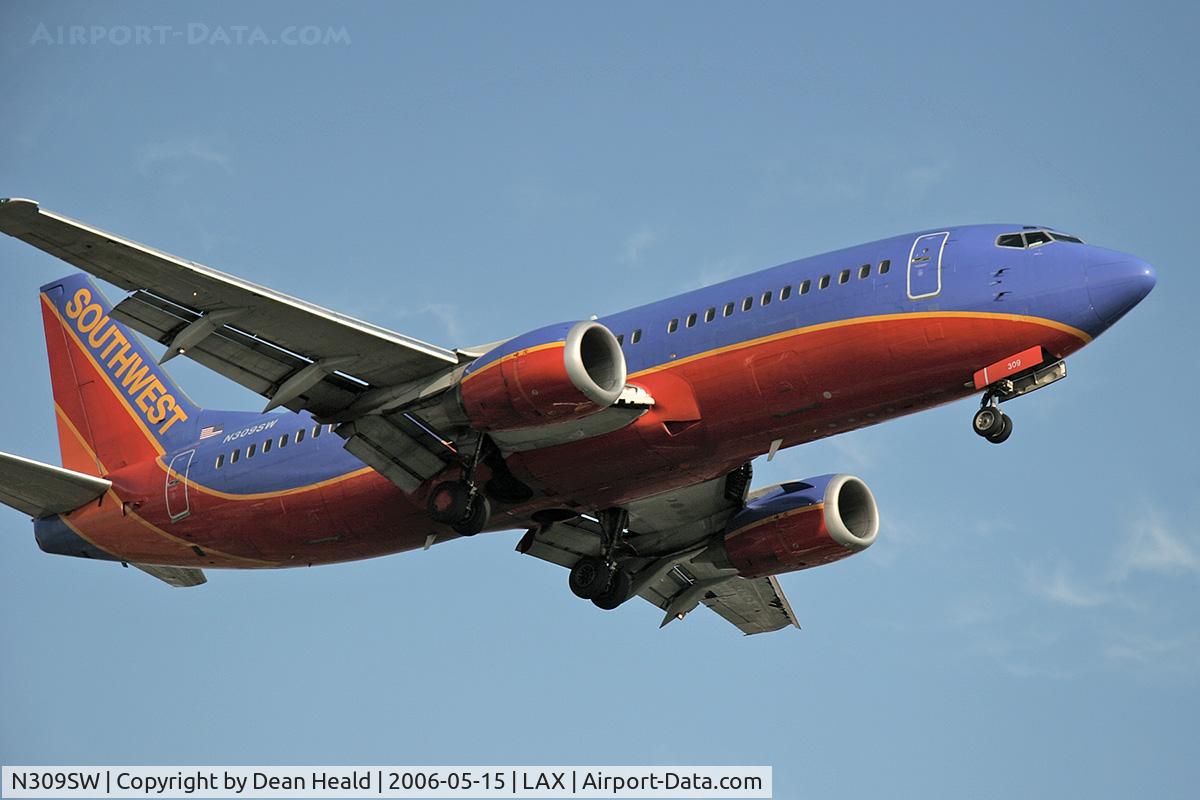 N309SW, 1985 Boeing 737-3H4 C/N 22948, Southwest Airlines N309SW (FLT SWA2383) from Albuquerque Int'l Sunport (KABQ)-Albuquerque, New Mexico on final approach to RWY 24R.