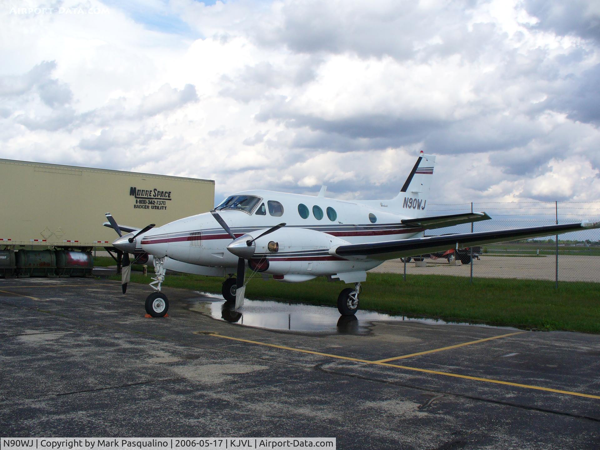 N90WJ, 1971 Beech C90 King Air C/N LJ-525, Beech C90