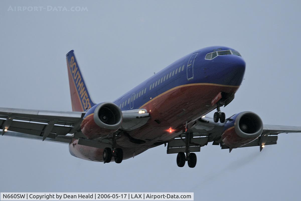 N660SW, 1985 Boeing 737-301 C/N 23230, Southwest Airlines N660SW (FLT SWA2383) from Albuquerque  Int'l Sunport (KABQ) on short-final to RWY 24R.