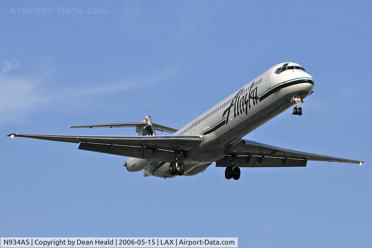 N934AS, 1985 McDonnell Douglas MD-83 (DC-9-83) C/N 49235, Alaska Airlines N934AS (FLT ASA570) from Seattle Tacoma Int'l (KSEA) on final approach to RWY 24R.
