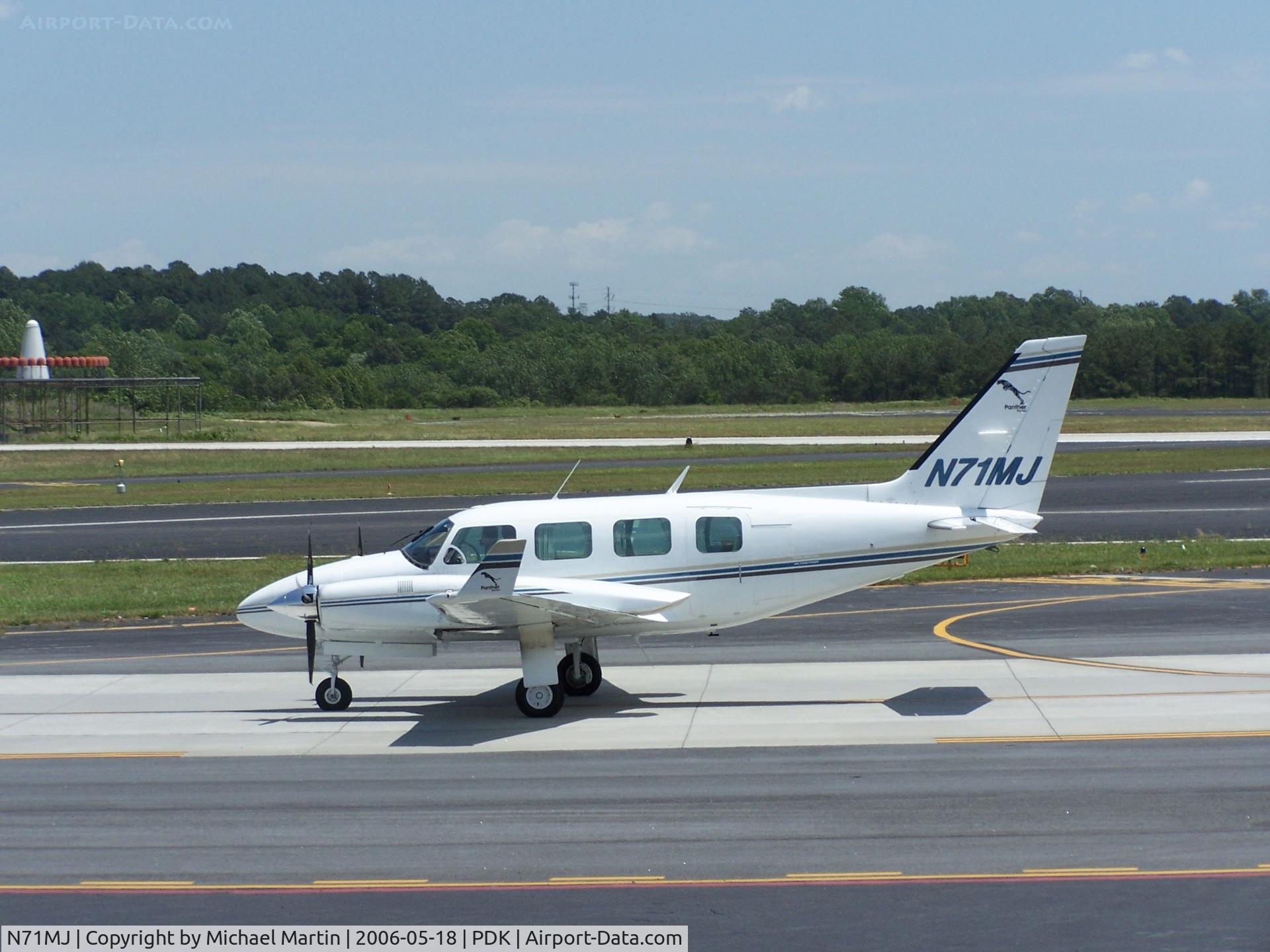 N71MJ, 1980 Piper PA-31-325 Navajo C/R C/N 31-8012061, Taxing to Epps Air Service