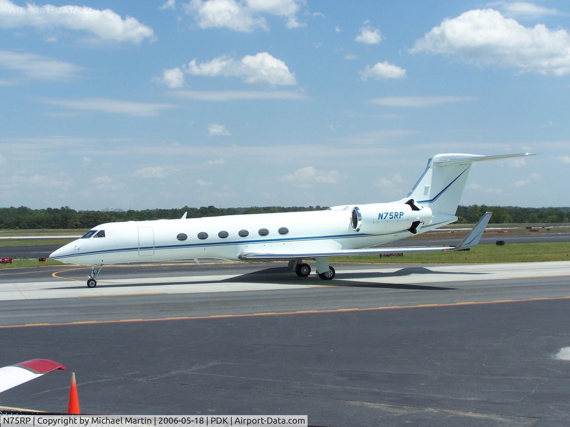 N75RP, 1997 Gulfstream Aerospace G-V C/N 528, Taxing to Epps Air Service