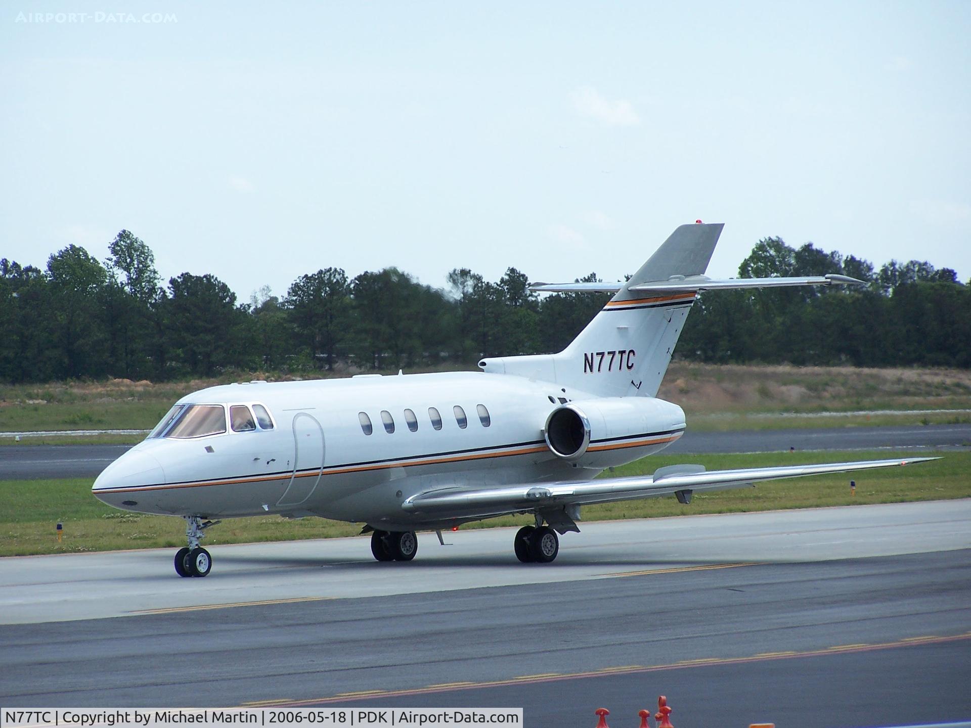 N77TC, 2007 Hawker Beechcraft 900XP C/N HA-0007, Taxing to 20L