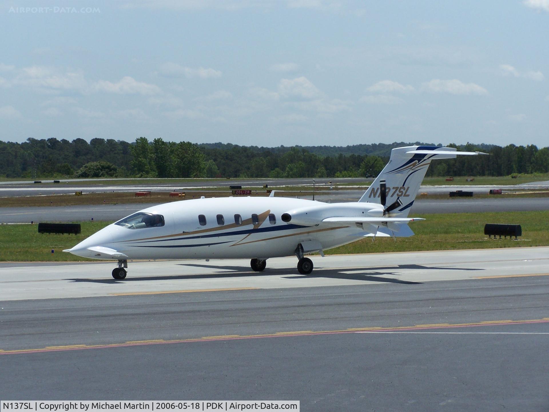 N137SL, 2005 Piaggio P-180 C/N 1102, Taxing to 20L