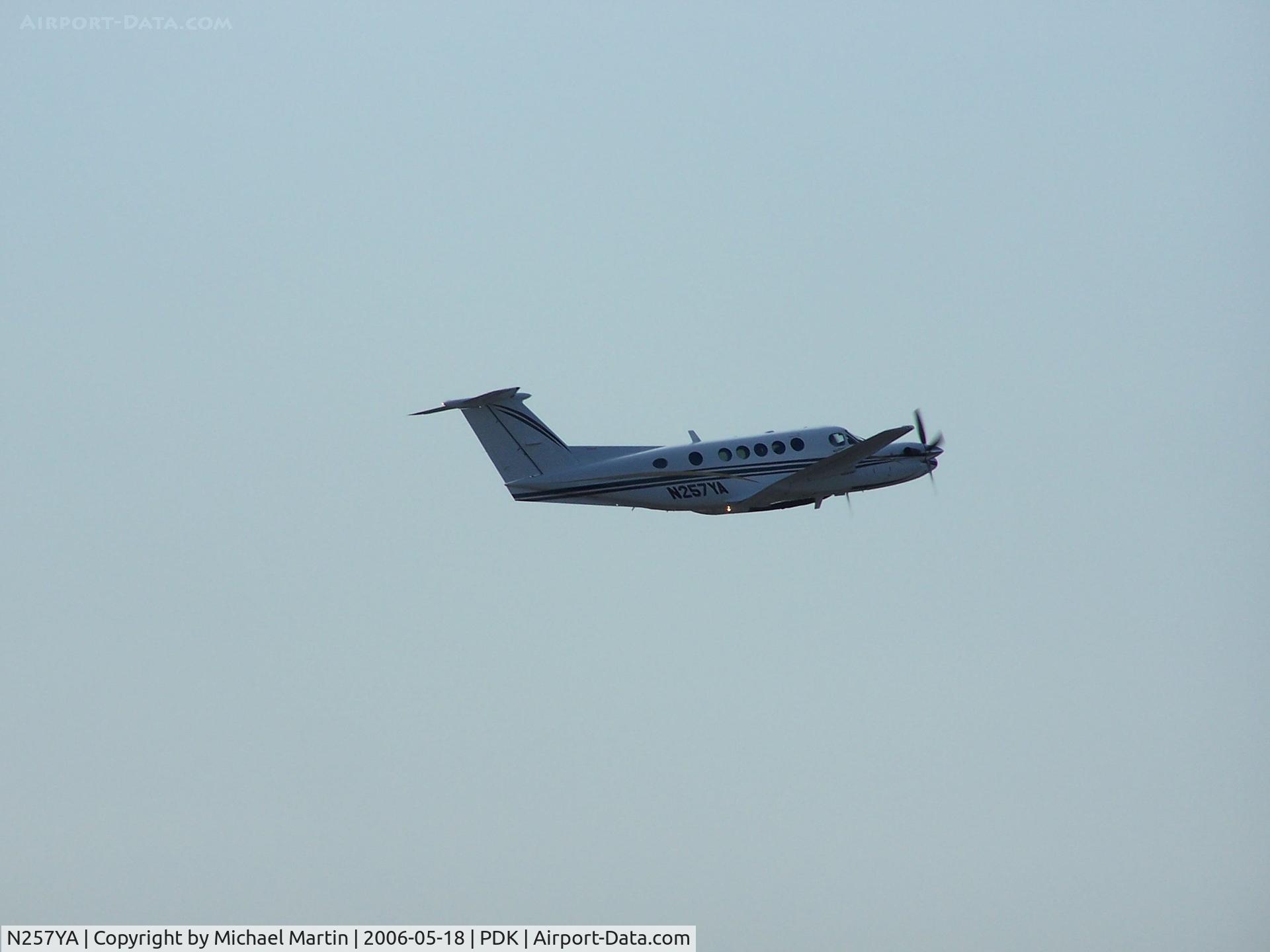 N257YA, 1998 Raytheon B200 King Air C/N BB-1622, Departing 20L