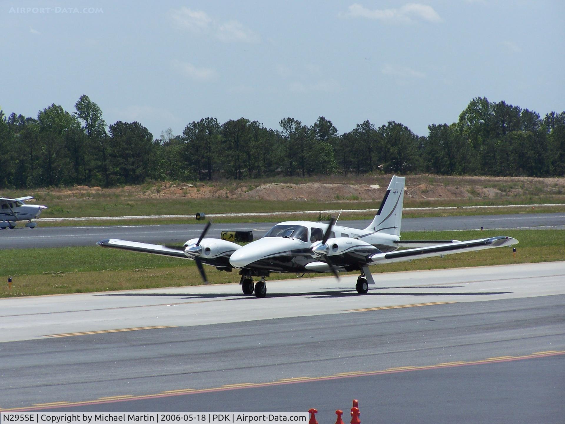 N295SE, 2003 Piper PA-34-220T Seneca C/N 3449295, Taxing back from flight