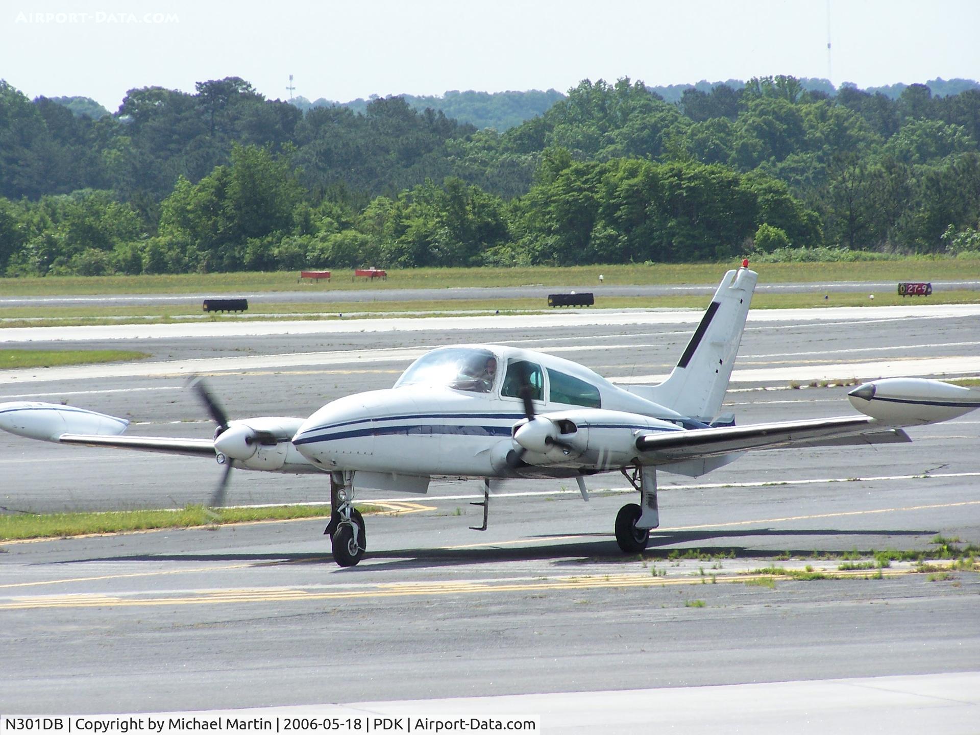 N301DB, 1977 Cessna 310R C/N 310R0891, Taxing to Epps Air Service