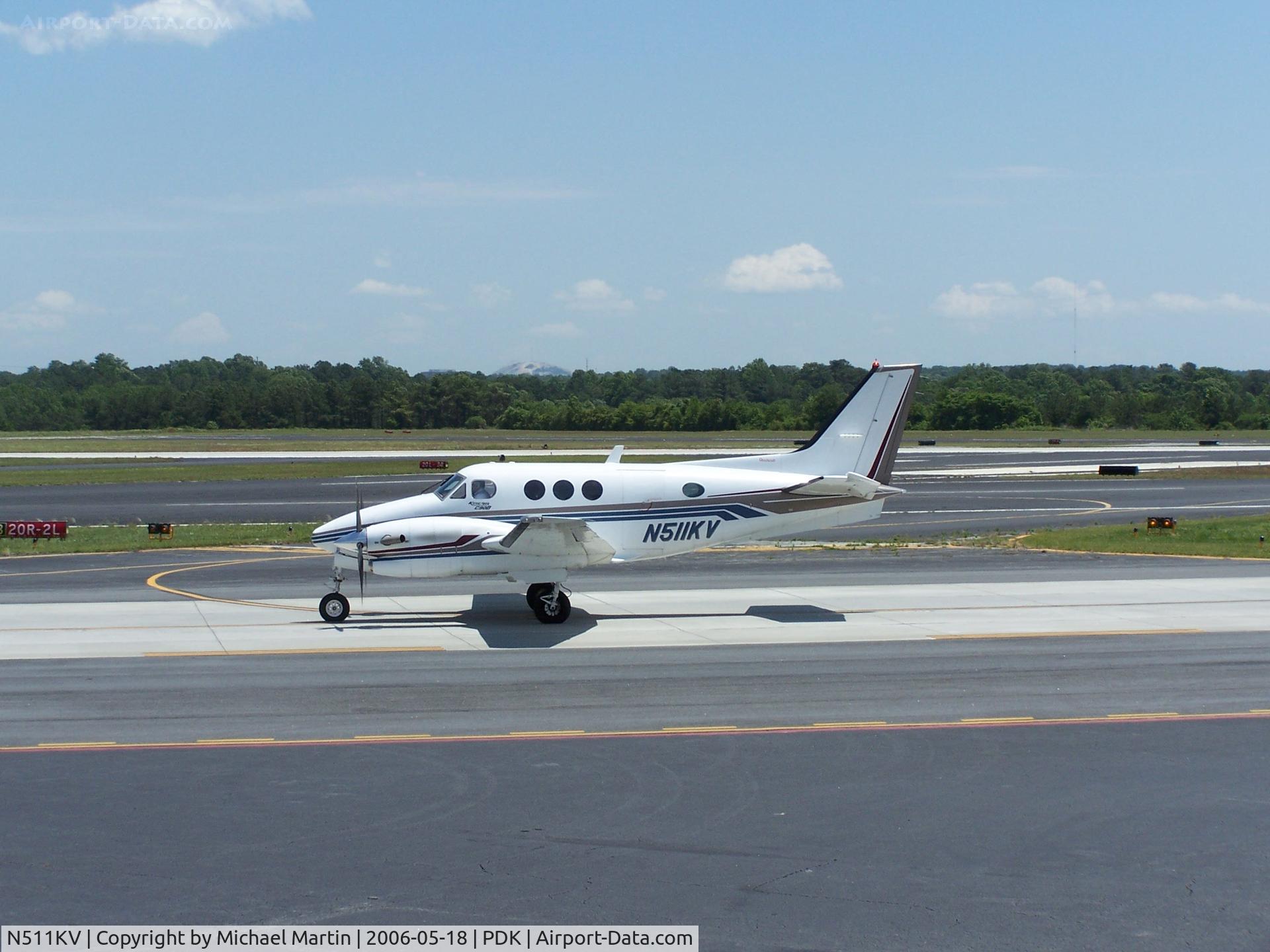 N511KV, 1995 Beech C90A King Air C/N LJ1422, Taxing to Epps Air Service