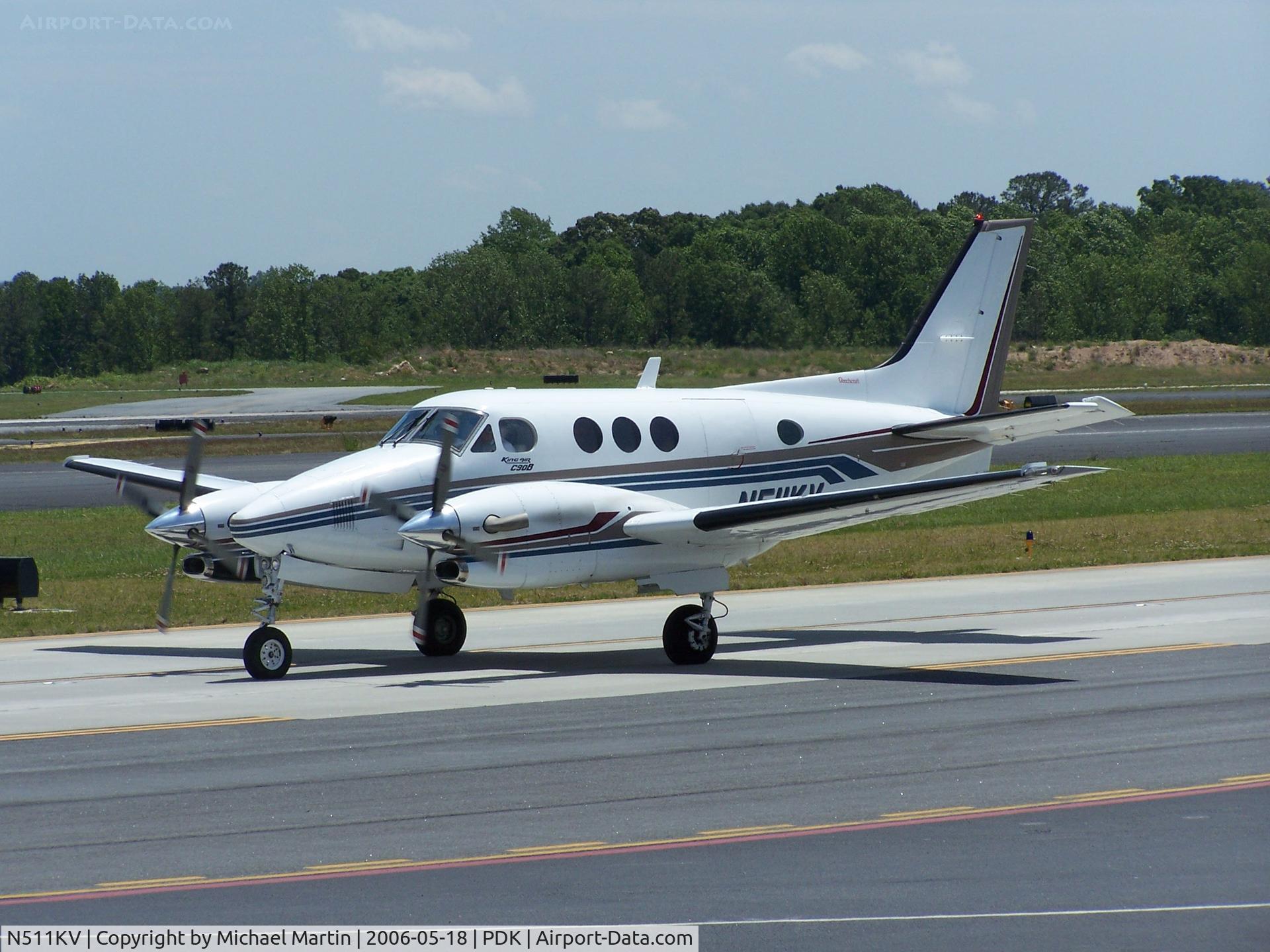 N511KV, 1995 Beech C90A King Air C/N LJ1422, Taxing to 20L