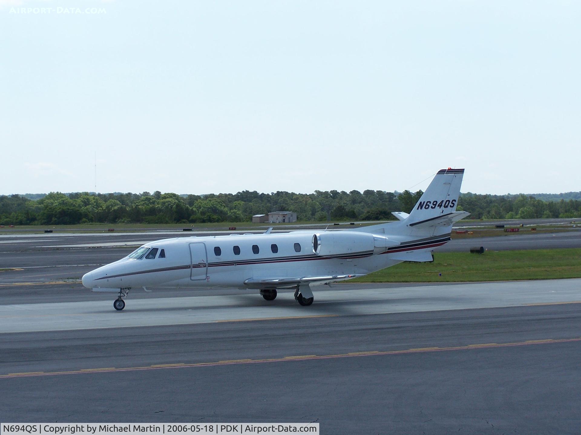 N694QS, 2001 Cessna 560XL C/N 560-5194, Taxing to Epps Air Service