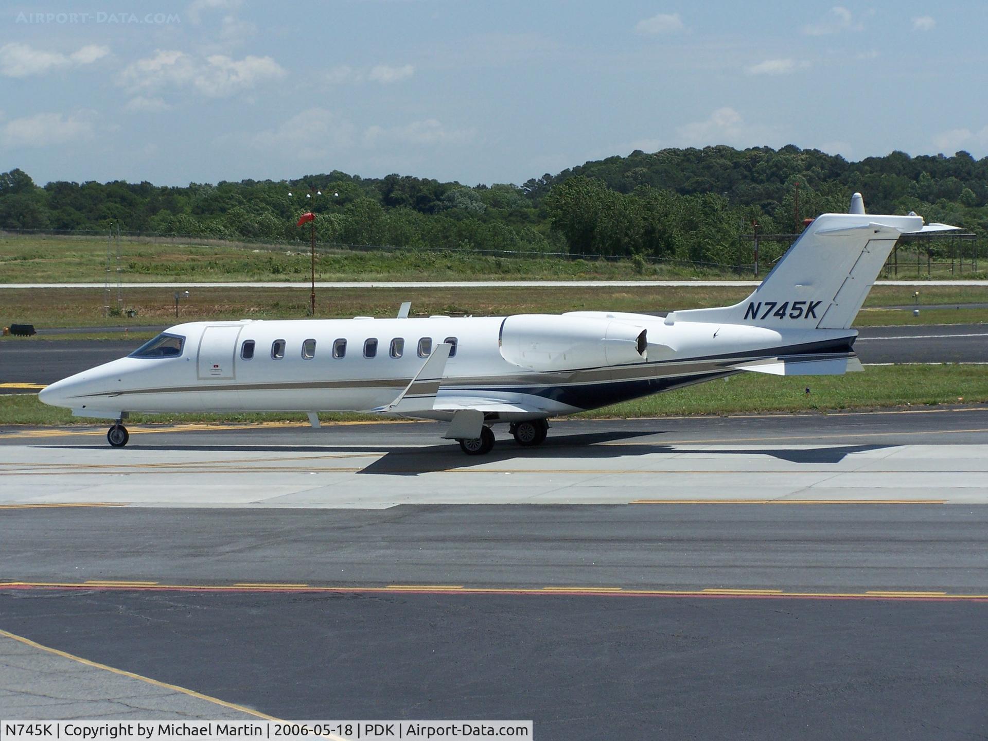 N745K, 2005 Learjet 45 C/N 45-245, Taxing to 20L