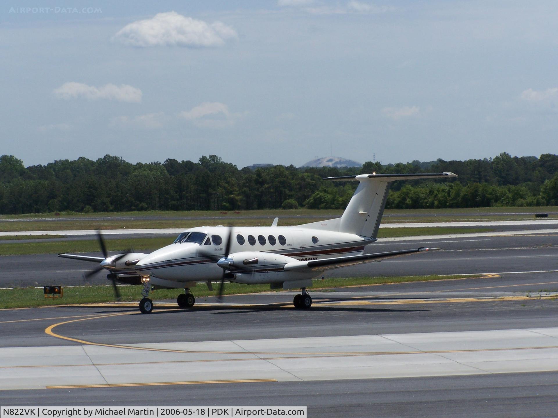 N822VK, 1990 Beech 300 C/N FA-211, Taxing to 20L