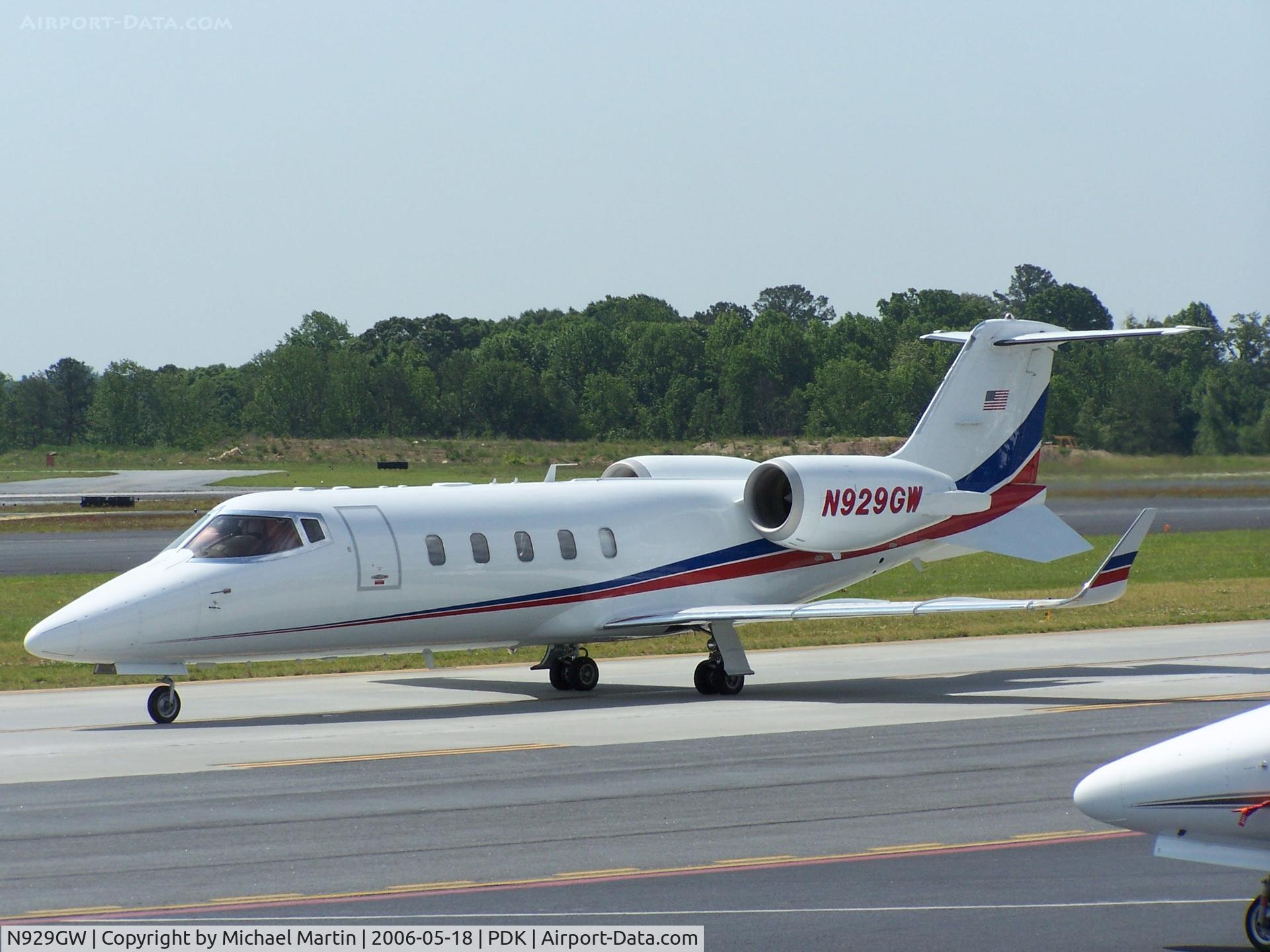 N929GW, 1999 Learjet 60 C/N 165, Taxing to Signature Air