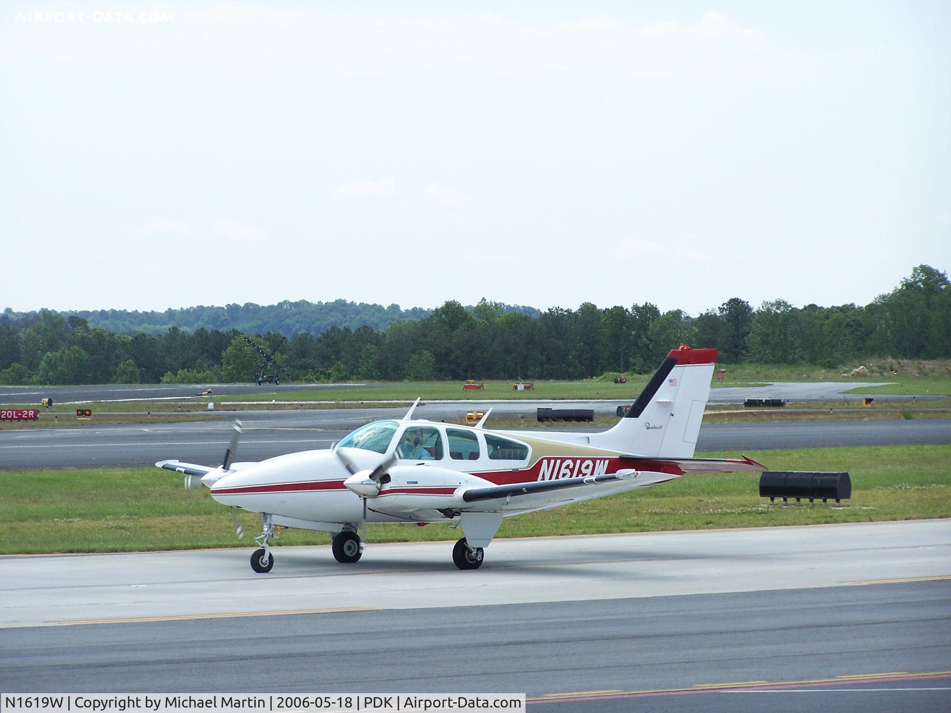 N1619W, 1972 Beech E-55 Baron C/N TE-869, Taxing to Epps Air Service
