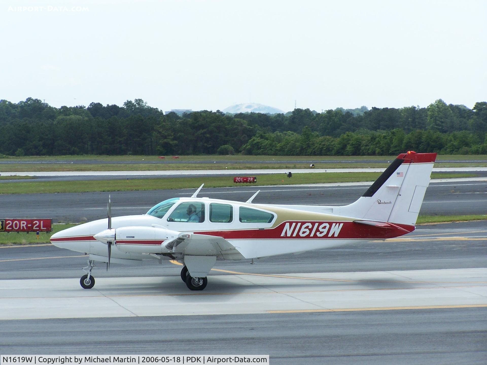 N1619W, 1972 Beech E-55 Baron C/N TE-869, Taxing to Epps Air Service