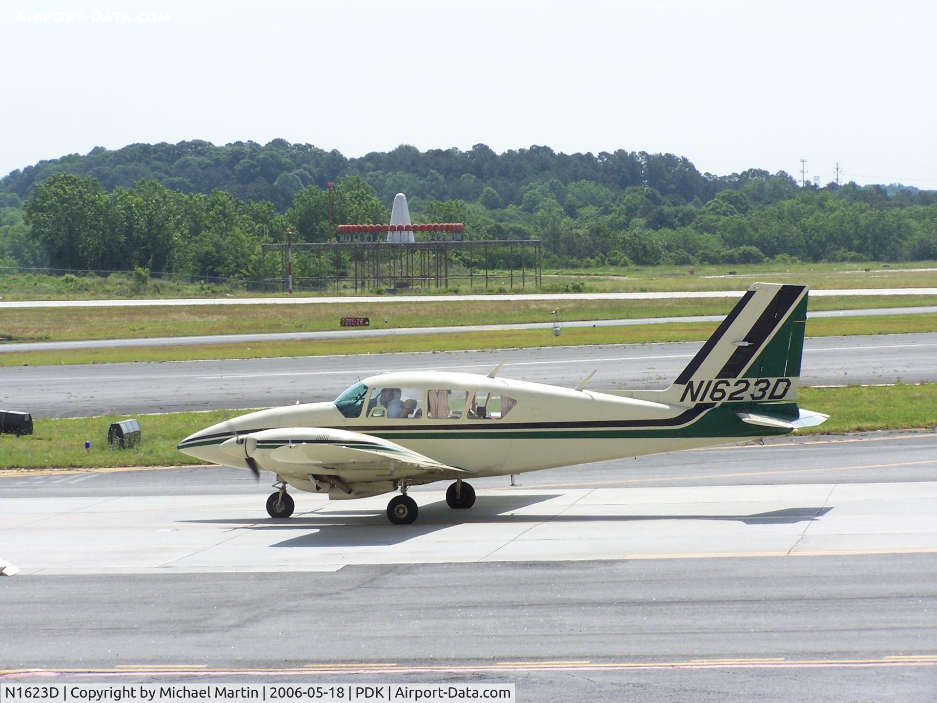 N1623D, 1974 Piper PA-23-250 Aztec C/N 27-7754037, Taxing back from flight