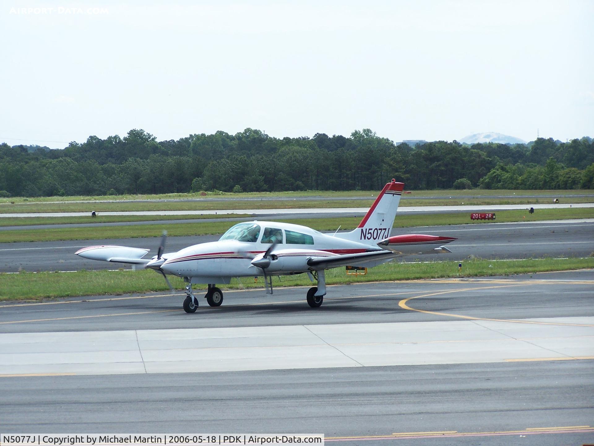 N5077J, 1975 Cessna 310R C/N 310R0197, Taxing to Epps Air Service