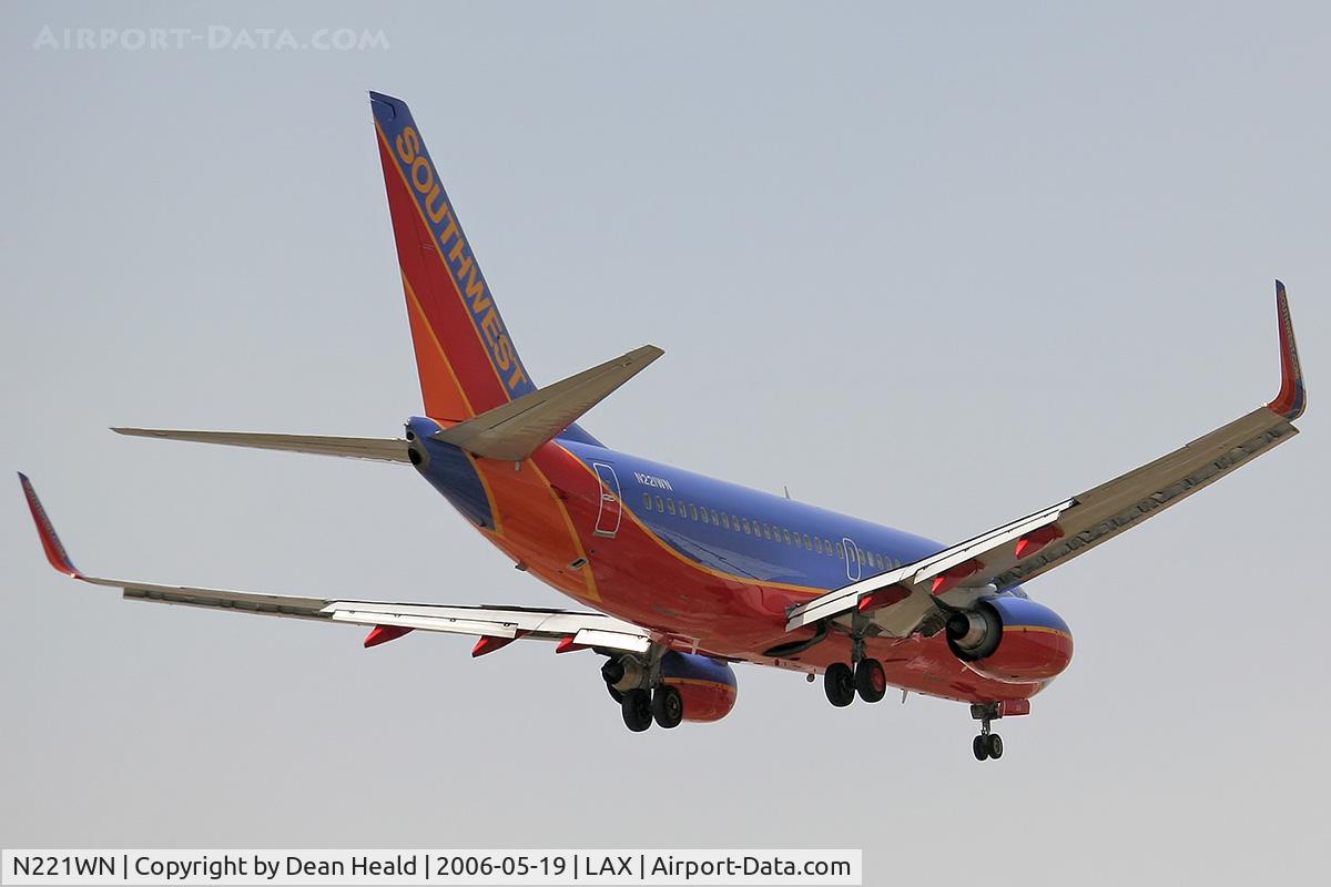 N221WN, 2005 Boeing 737-7H4 C/N 34259, Southwest Airlines N221WN (FLT SWA259) from Chicago Midway Int'l (KMDW) on short-final to RWY 24R.