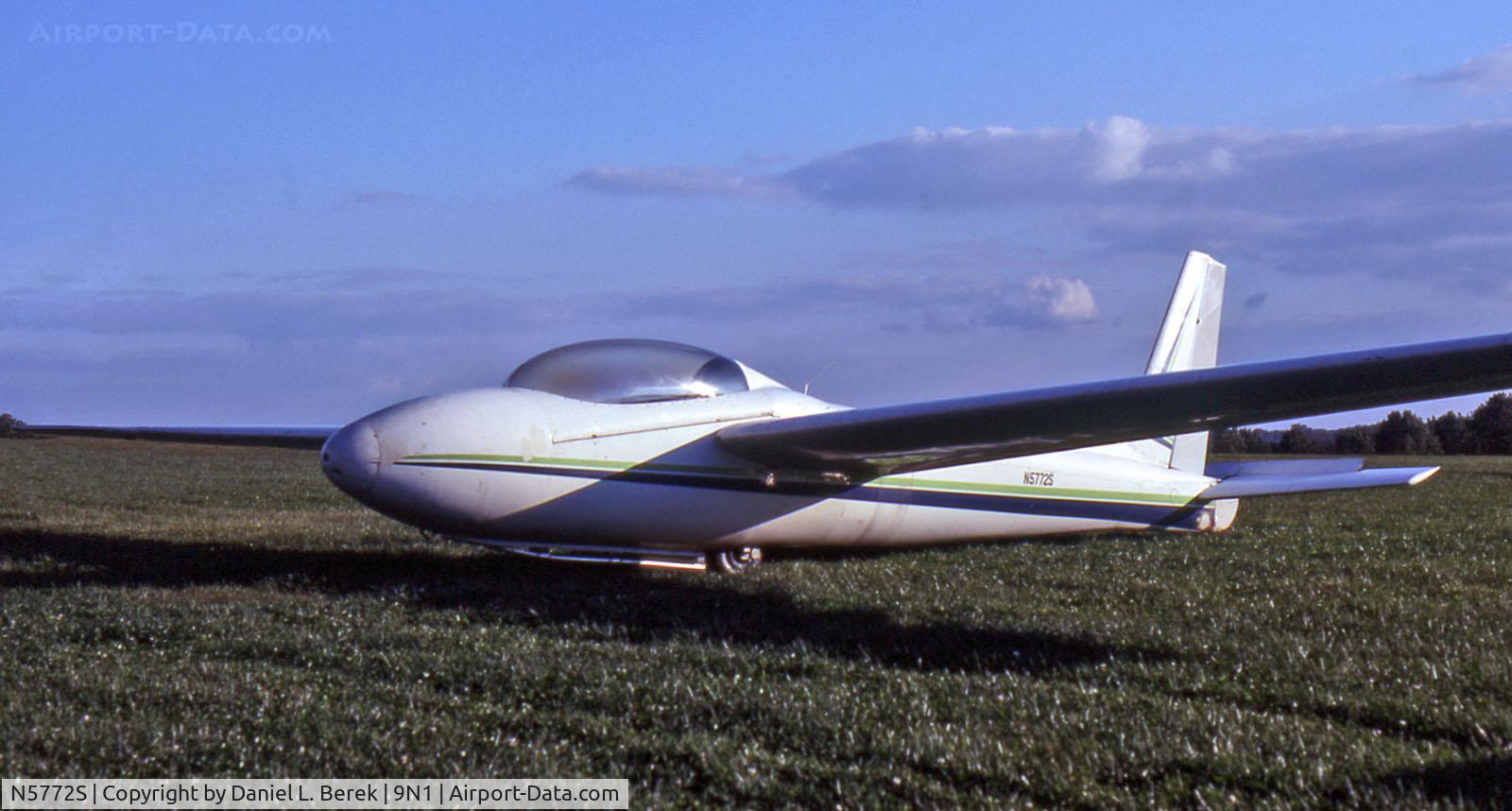 N5772S, 1968 Schweizer SGS 2-32 C/N 61, This old warhorse of a glider awaits its next passengers at beautiful Vansant Airport, Erwinna, PA.