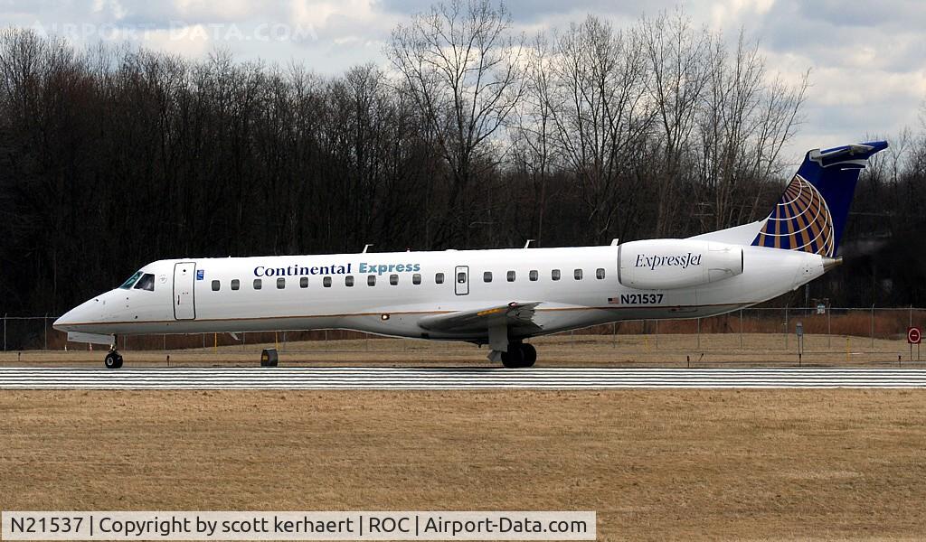 N21537, 2001 Embraer EMB-145LR C/N 145523, lining up r/w4