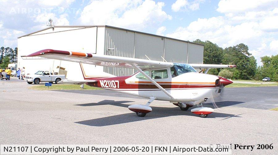 N21107, 1972 Cessna 182P Skylane C/N 18261418, Nothing like being right on top of the taxiing planes