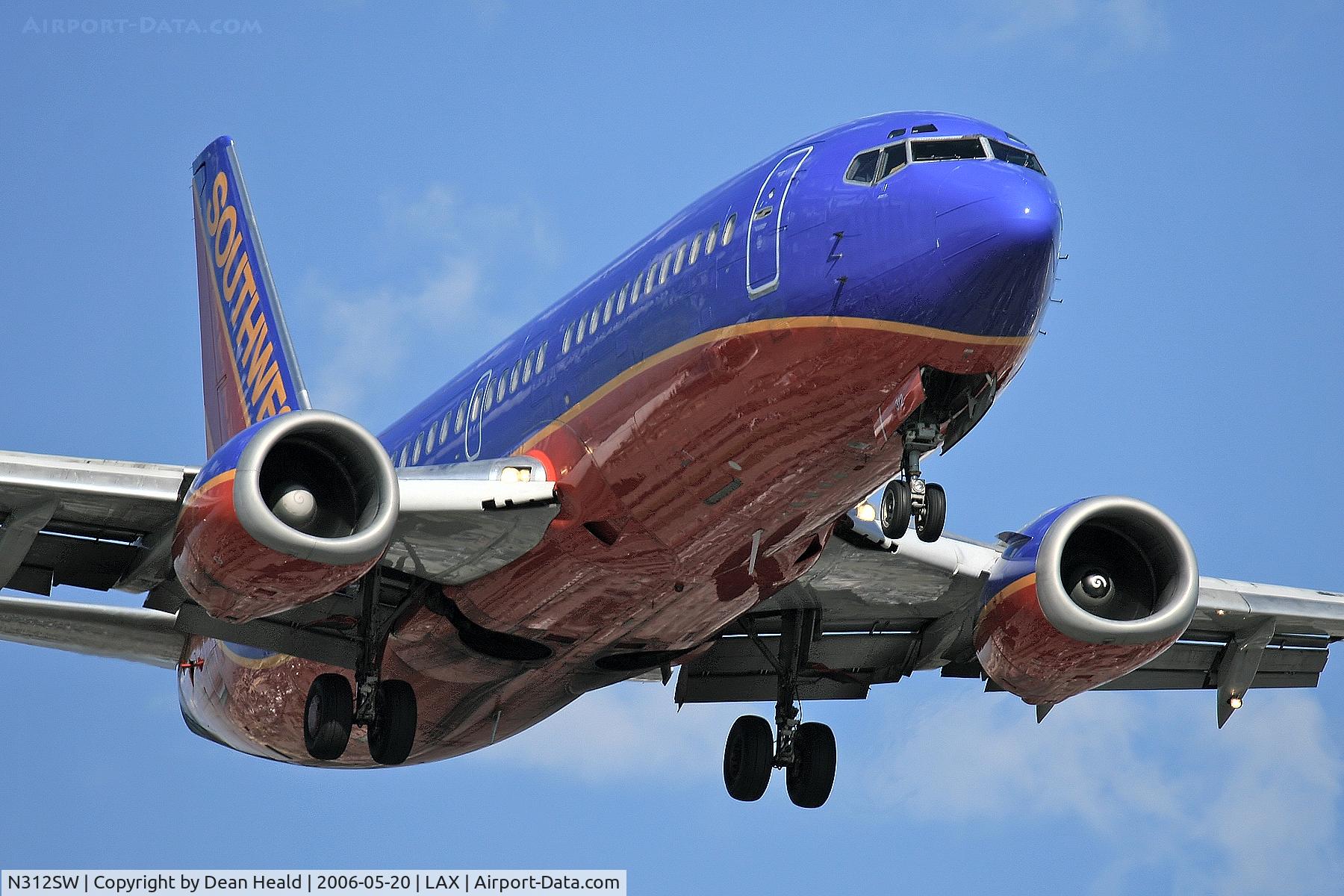 N312SW, 1986 Boeing 737-3H4 C/N 23334, Southwest Airlines N312SW (FLT SWA1385) from Metropolitan Oakland Int'l (KOAK) on final approach to RWY 24R.