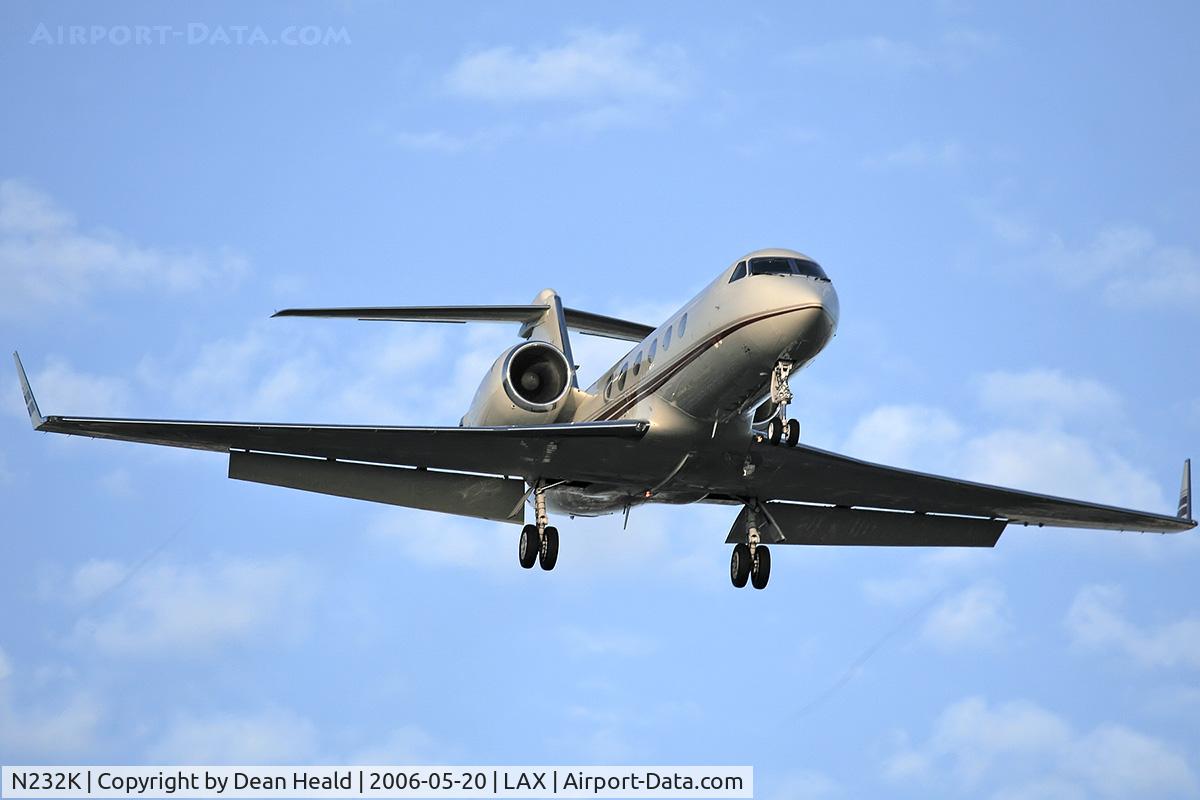 N232K, 1993 Gulfstream Aerospace G-IV C/N 1232, Kaiser Air N232K (FLT KAI65) from Metropolitan Oakland Int'l on final approach to RWY 24R.