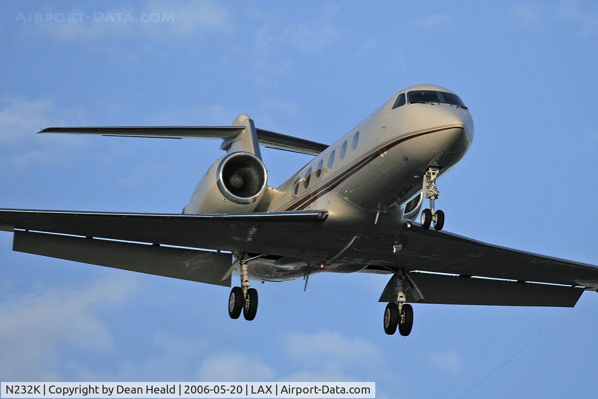 N232K, 1993 Gulfstream Aerospace G-IV C/N 1232, Kaiser Air N232K (FLT KAI65) from Metropolitan Oakland Int'l on final approach to RWY 24R.